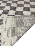 Tapis Marocain en Laine Fait Main | Grand Motif Damier Blanc & Gris | Style Moderne