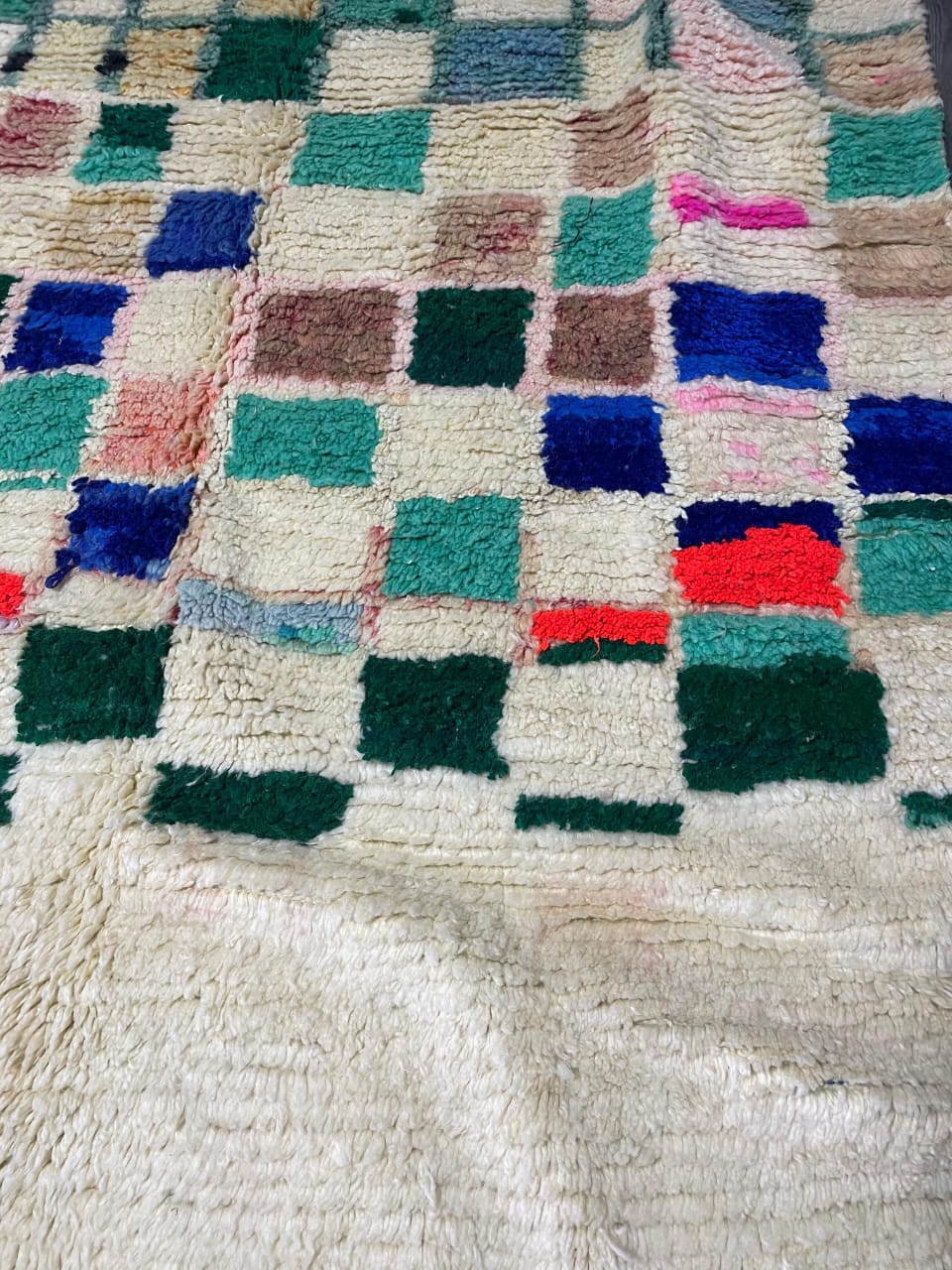 Tapis Marocain en Laine Fait Main | Motif Carreaux Multicolores Vert & Bleu | Déco Pop