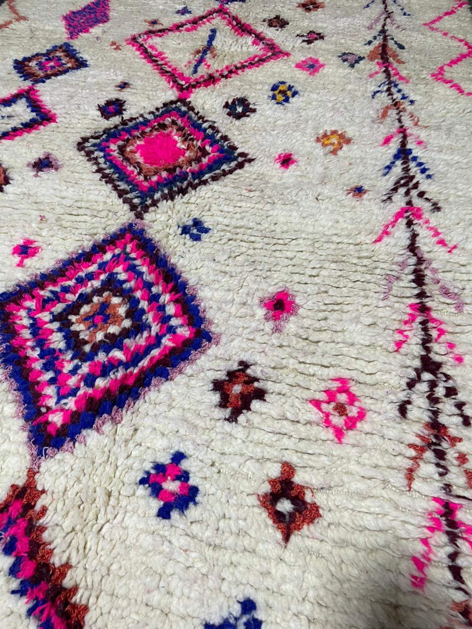 Tapis Azilal Marocain Fait Main en Laine | Motifs Diamants Vifs Rose Fuchsia et Bleu