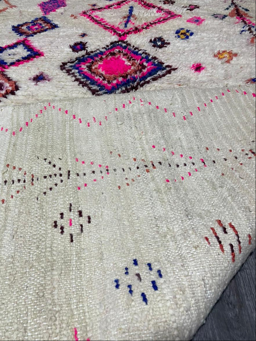 Tapis Azilal Marocain Fait Main en Laine | Motifs Diamants Vifs Rose Fuchsia et Bleu
