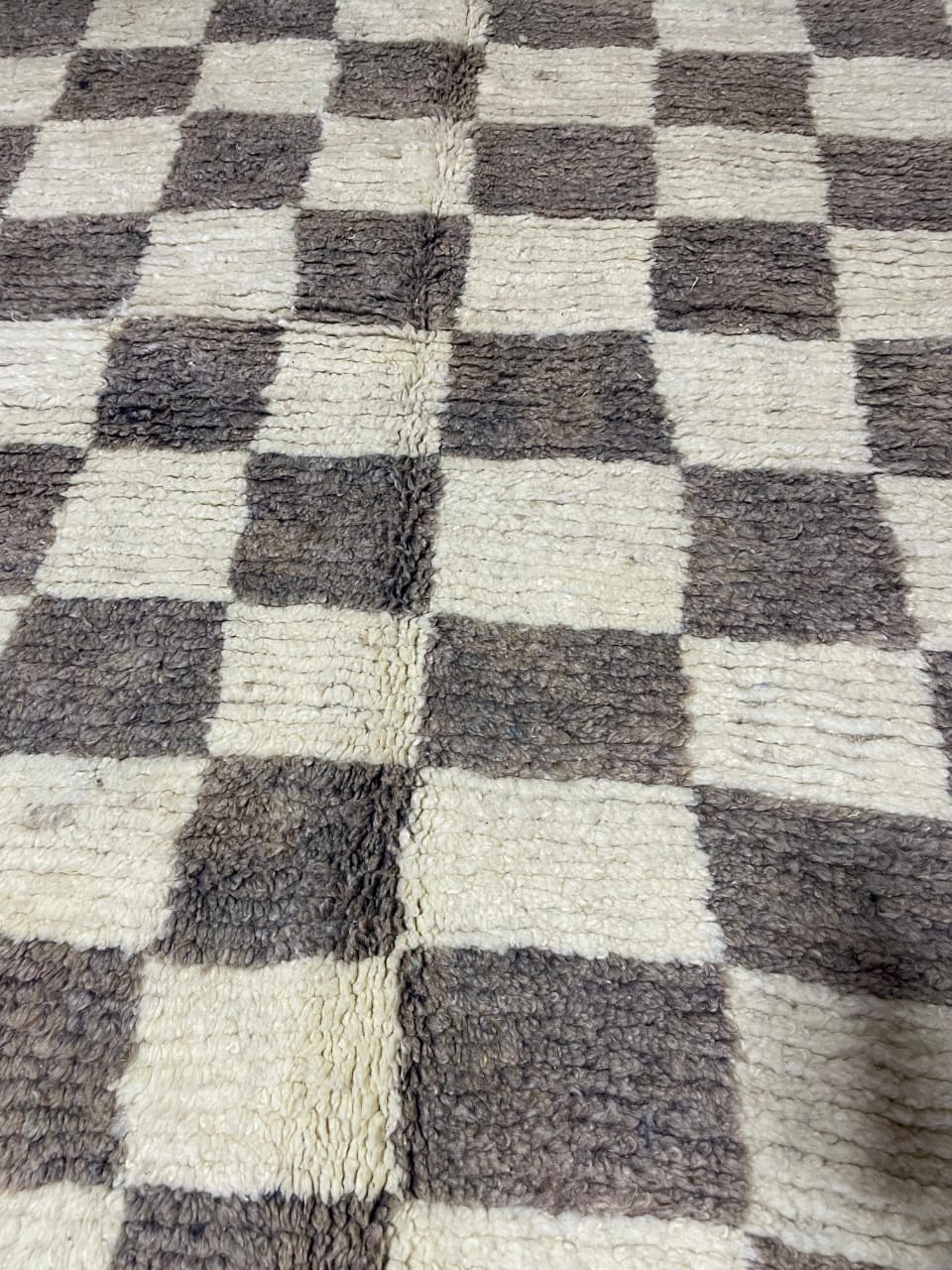 Tapis Marocain en Laine Fait Main | Grand Motif Damier Blanc & Gris | Style Moderne