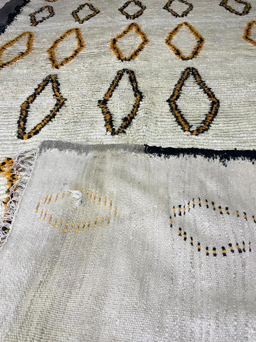 Tapis Marocain en Laine Fait Main | Design Losanges Noirs & Ocre | Style Moderne