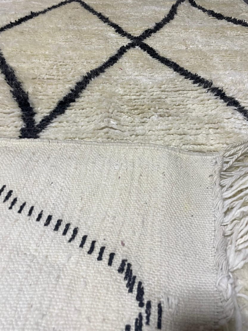 Tapis Beni Ourain Élégant en Laine – Motif Losanges Allongés