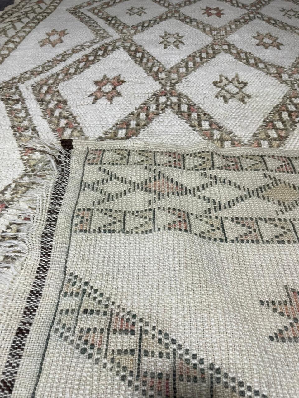 Tapis Azilal Marocain Fait Main | Motifs Diamants Vifs Rose Fuchsia et Bleu | Laine