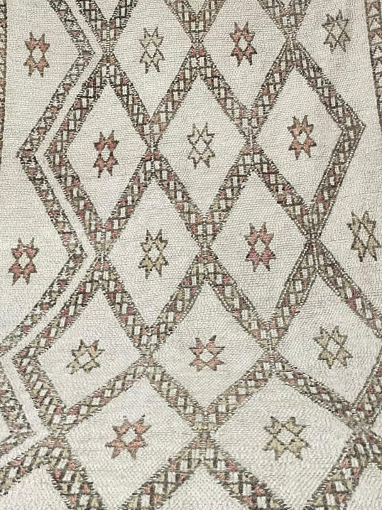 Tapis Azilal Marocain Fait Main | Motifs Diamants Vifs Rose Fuchsia et Bleu | Laine