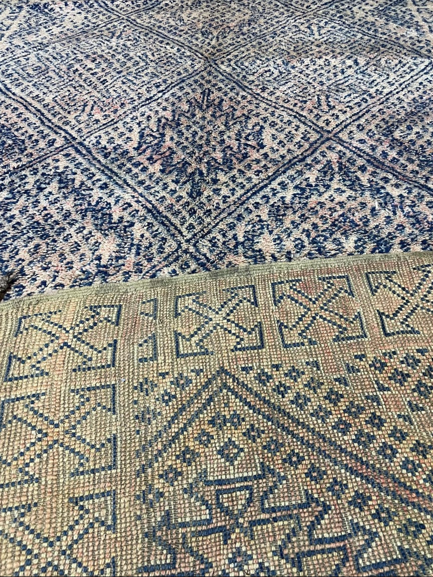 Tapis Marocain Vintage Fait Main | Motif Losanges Détaillés Bleu Indigo & Rose Pâle | Boujad/Azilal