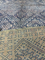Tapis Marocain Vintage Fait Main | Motif Losanges Détaillés Bleu Indigo & Rose Pâle | Boujad/Azilal