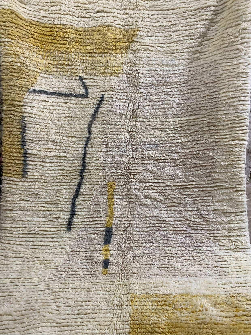 Tapis Marocain en Laine Fait Main | Design Abstrait Jaune Ocre & Gris | Style Moderne