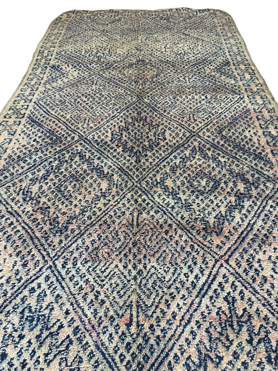 Tapis Marocain Vintage Fait Main | Motif Losanges Détaillés Bleu Indigo & Rose Pâle | Boujad/Azilal