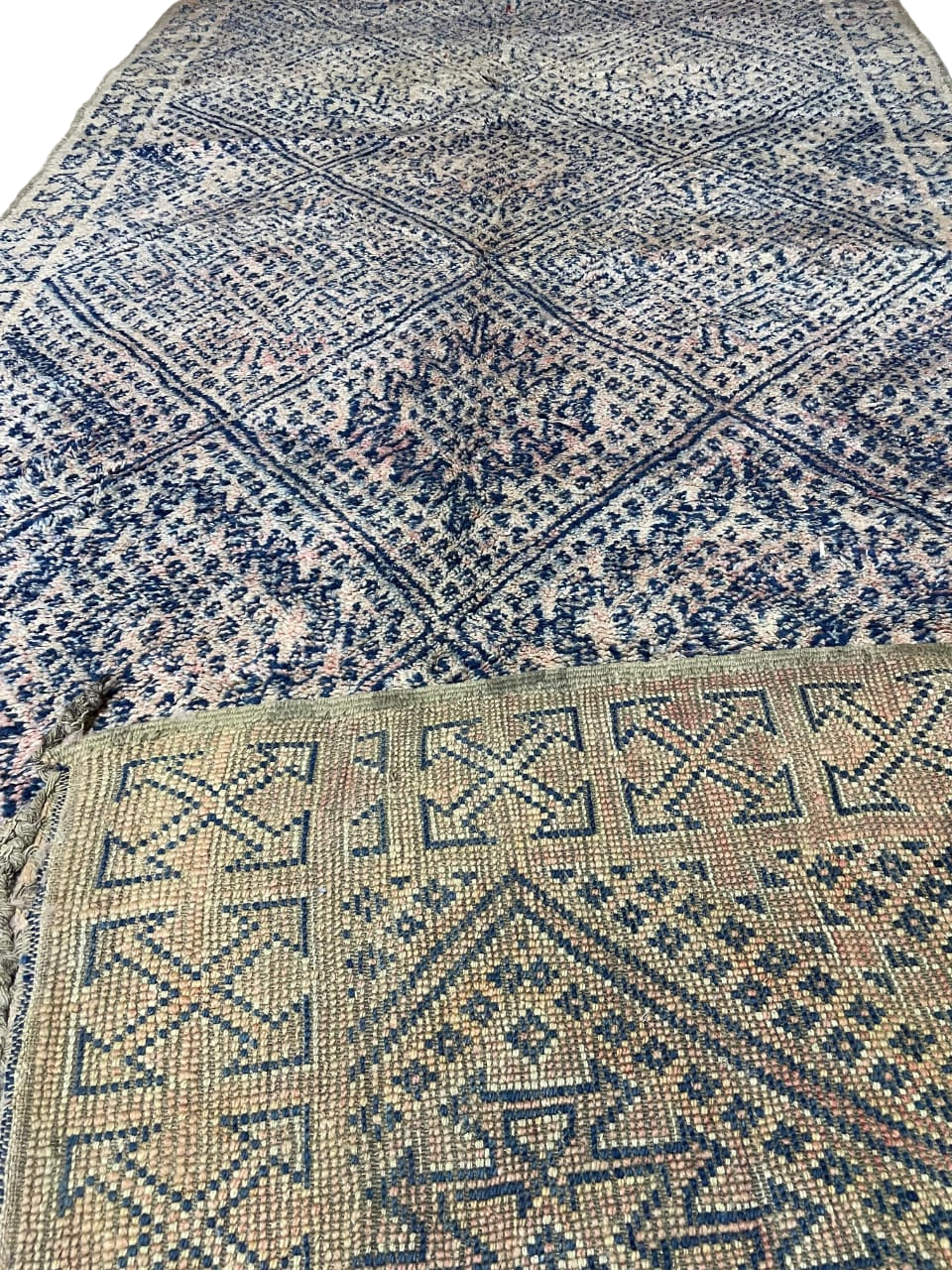 Tapis Marocain Vintage Fait Main | Motif Losanges Détaillés Bleu Indigo & Rose Pâle | Boujad/Azilal