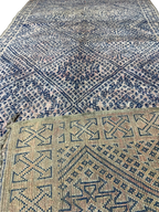 Tapis Marocain Vintage Fait Main | Motif Losanges Détaillés Bleu Indigo & Rose Pâle | Boujad/Azilal