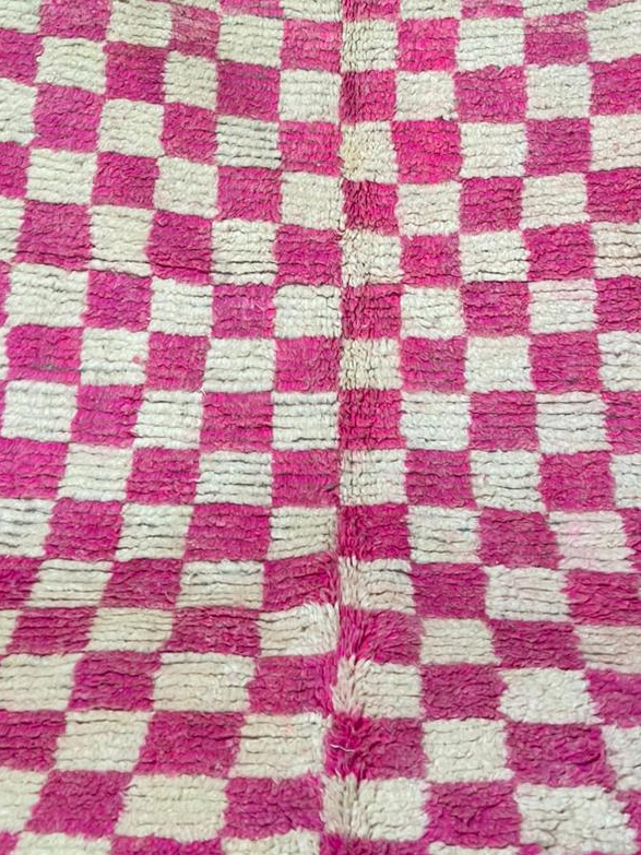 Tapis Marocain en Laine Fait Main | Grand Damier Rose Fuchsia & Blanc | Style Pop